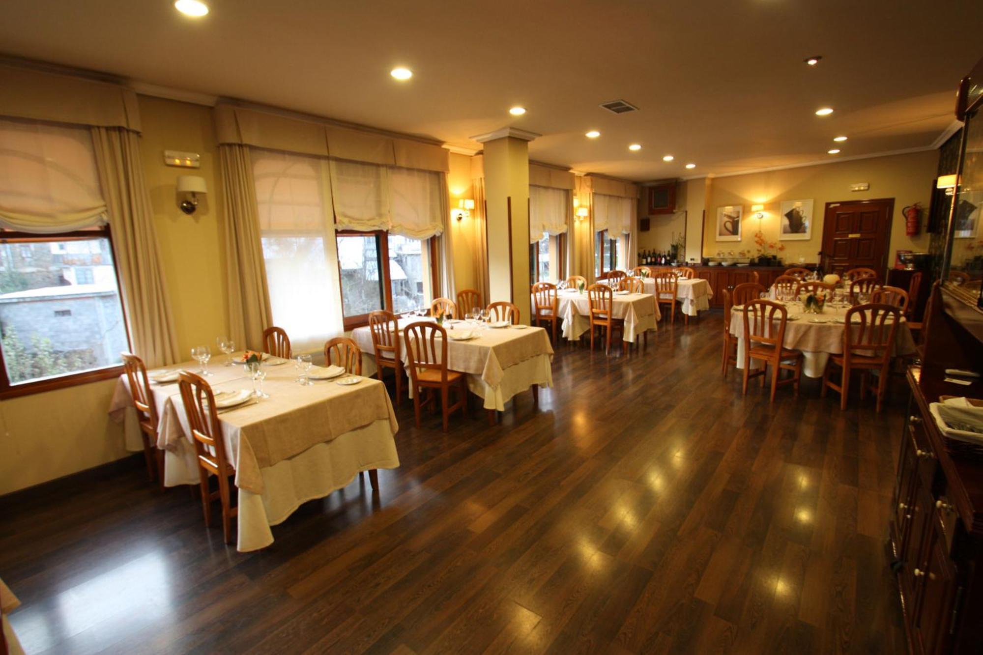 Hostal Restaurante Mendez Вільяфранка-дель-Б'єрсо Екстер'єр фото