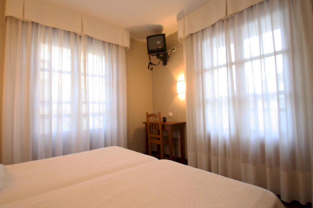 Hostal Restaurante Mendez Вільяфранка-дель-Б'єрсо Екстер'єр фото